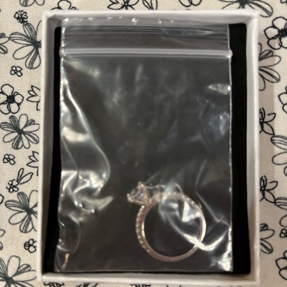 NWB Size 5 Beautiful Cocktail Ring - Picture 4 of 7